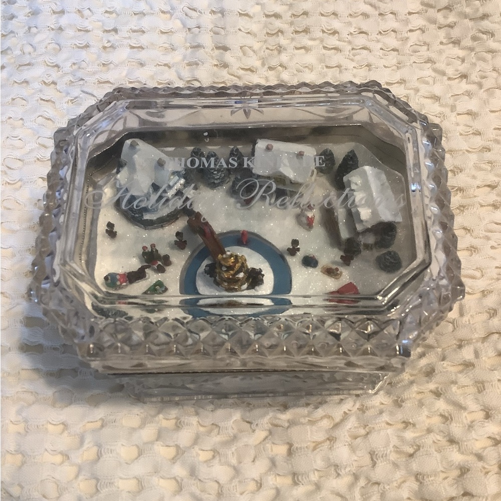 Thomas Kinkade Animated 
 Holiday Reflections Music Box